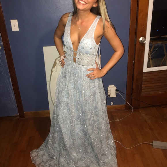 Prom dress - Picture 1 of 6